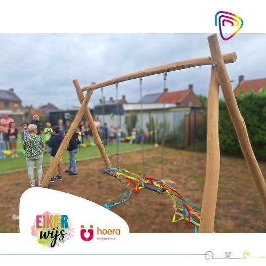 Nieuwe schommels op het schoolplein